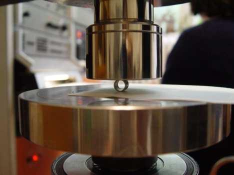 16. ábra: 8 mm-es gyűrű roppantása szobahőmérsékleten (bal) és a mintadarab képe a mechanikai teszt után (jobb) A gyűrűtörés után forró extrakciós eljárással meghatároztuk a mintadarabokban