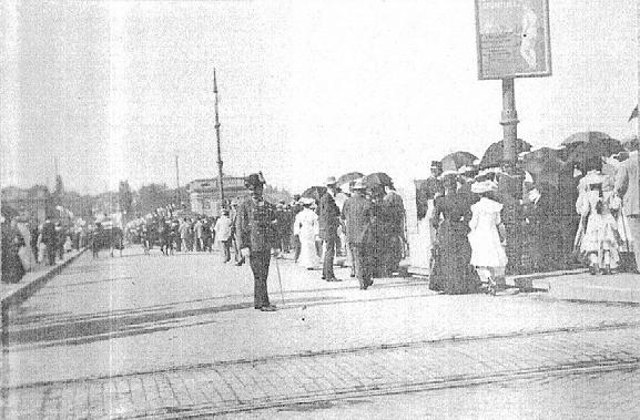 59. kép - A margitszigeti rózsaünnepre menet, 1905.