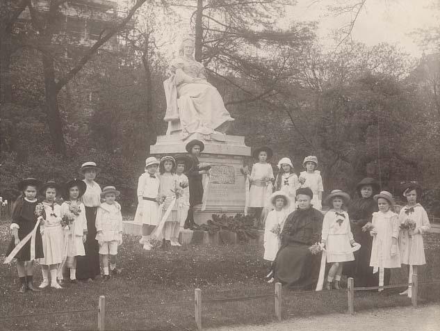 FSzEK Budapest Gyűjtemény A Várkertnek a palota főhomlokzata előtti térségén 1900-ban állították fel Szavojai Jenő lovas szobrát (ld. 98. kép), Rónai József alkotását.