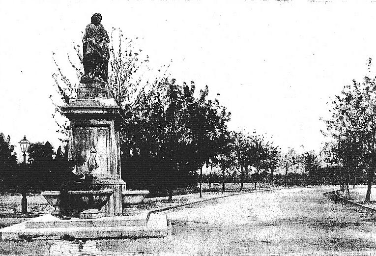 99. kép A Veres Pálné iskola elemista végzős növendékei Veres Pálné szobra előtt, 1916 (Goszleth és Fia) FSzEK Budapest Gyűjtemény Ugyancsak az Erzsébet téren, röviddel Veres Pálné szobrának átadását