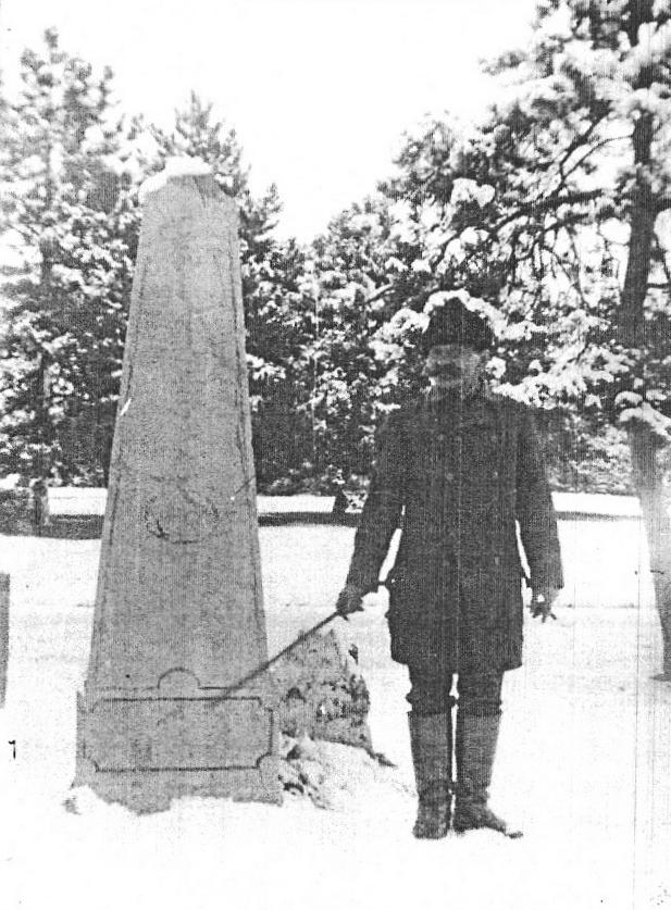 Az 1896-ban újrafaragott, Női alak vesszőköteggel és kígyóval című szobor, a Béke allegóriája, eredetileg az 1830-as évektől állt az Oroszlános kút 1291 tetején, de a túlságosan megkopott szobrot
