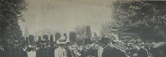 105. kép - József Ágost főherceg, Auguszta főhercegasszony a XXI. Kertészeti Kiállításon (Balogh Rudolf felvétele) Kertészeti Lapok 1906. 163. old.
