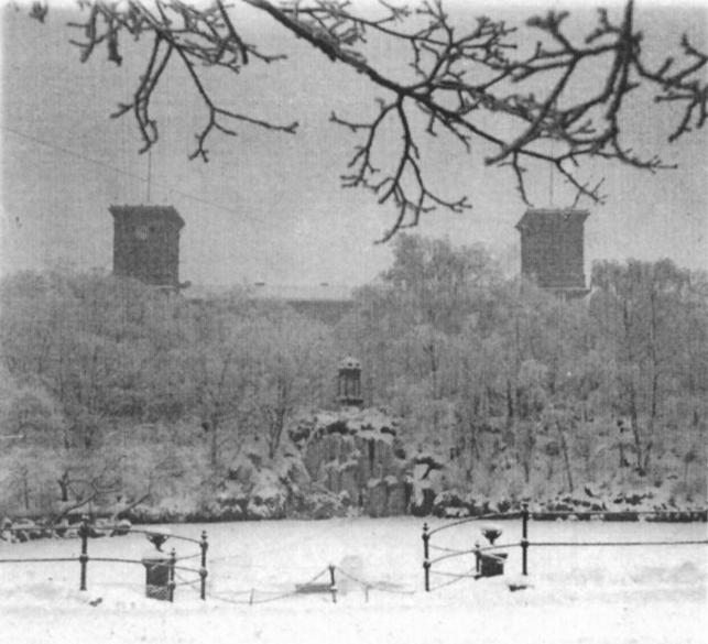 Majd 1884-től a városi főkertész, František Thomayer elgondolásának megfelelően (a Chotek és a Letná park újjáalakítása ugyancsak az ő nevéhez fűződik) a tér teljes területét a geometrikus kompozíció