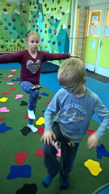 - a kiegészítő feladatokon keresztül lehetőség nyílik az alap mozgásminták megerősítésére úgy,