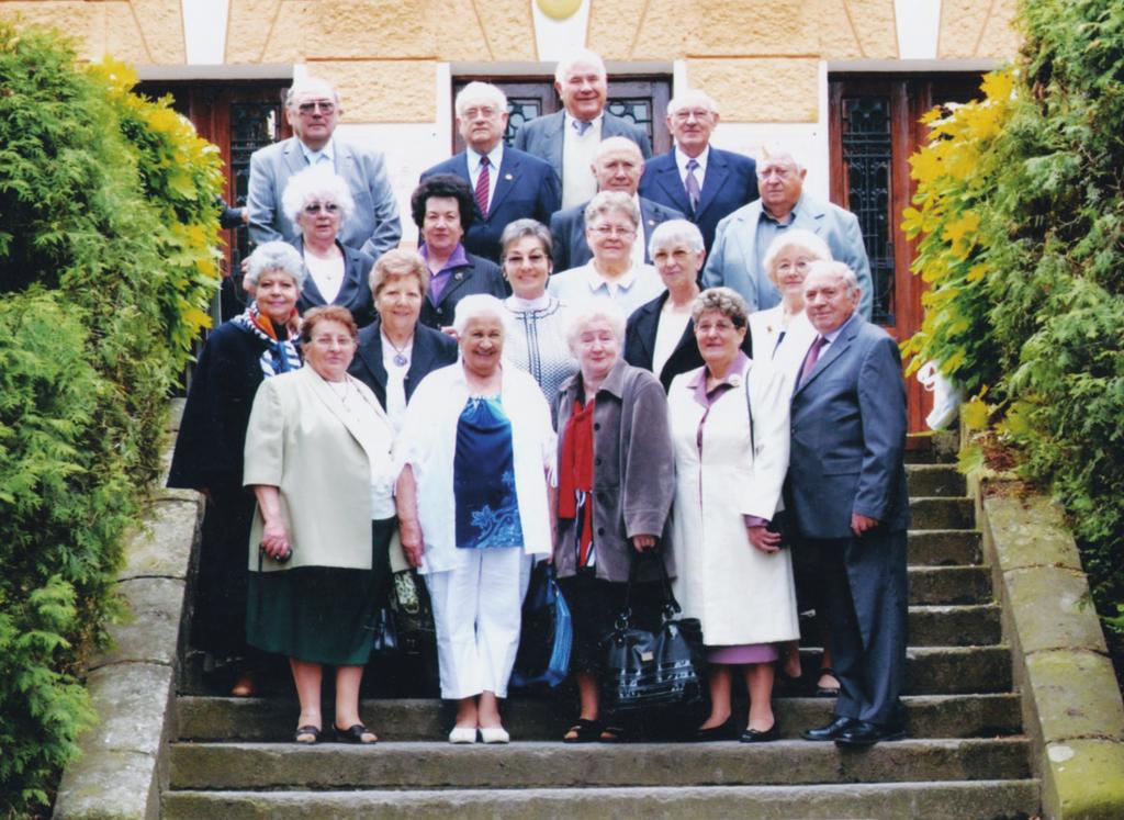 2014. június GYÓGYSZERÉSZET 385 A fotón balról jobbra az I. sorban: Tokody Kornélia, Balázs Anna, Fratean Erzsébet, Drenyovszky Katalin, Csedő Károly prof. (mint egykori oktató); II.