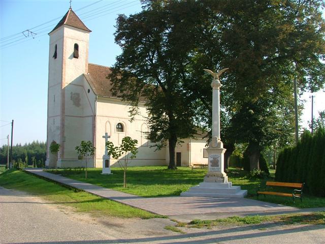 század második felében épülhetett. Elsõ írásos említése 1323-ból származik, amikor egy birtokfelsorolásban az olvasható, hogy Csesztregen Szent Mór egyháza áll (titulusa ma is Szent Móric).
