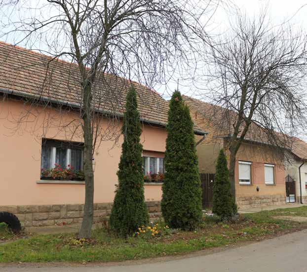 6. ÉPÍTÉSZETI AJÁNLÁSOK Klasszikus falusias beépítésû lakóterületek A klasszikus falusias beépítésű lakóterületek építészeti karaktere földszintes, egyszerű tömegű épületek oldalhatáron állóból