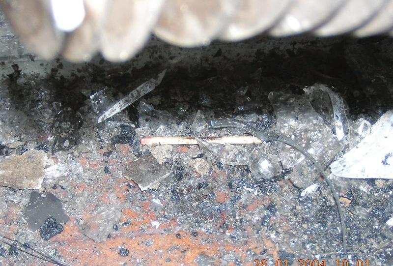 VII. A szándékosság és a gondatlanság vizsgálata Néhány gyújtogatásra szolgáló eszköz és az általuk hagyott bizonyítékok: Gyufaszál, illetve a meggyújtott éghetõ anyag maradványa.