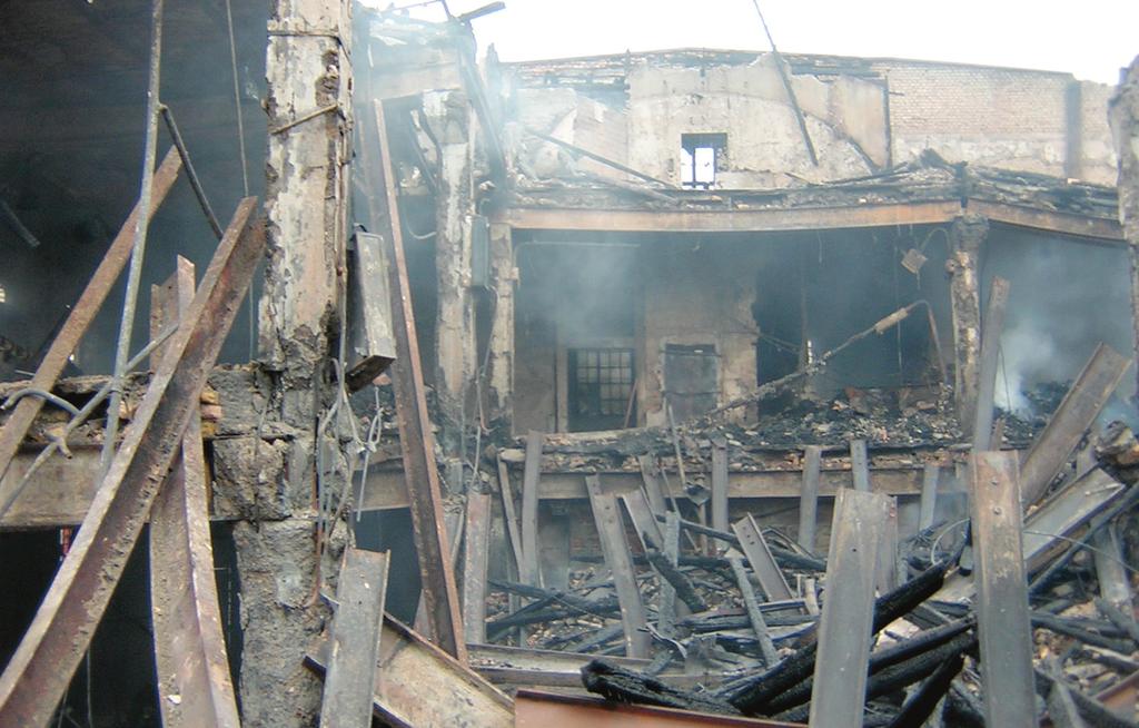 II. Felkészülés a tûzvizsgálatra A tûzoltás eredményeképpen is károsodhattak az épület szerkezetek: belógó gerendákkal, szarufákkal találkozhatunk. A padlón, mennyezeten lyukak keletkezhettek.