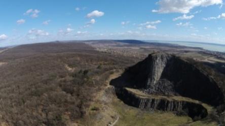 .., és a.... Melyikből hasították a macskakövet?.. Melyik félig elbányászott hegy látható az 1. képen?