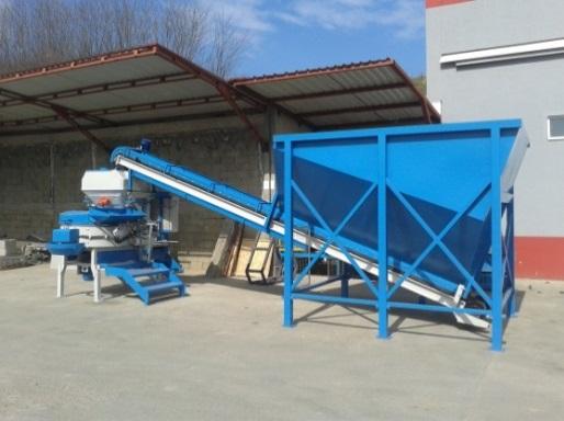 CEMENTSILÓ paraméterei: Teljes térfogat: 35 m³ Átmérő: 35 mm Magasság: 83 mm Tartozékai: cementcsiga, porszűrő, létra, korlát, töltőcső, túlnyomásszelep, alsó elzáró pillangószelep, felületkezelve. 3. MBT-75V/2 BETONGYÁR (2 FRAKCIÓS) Az MBT-75V/2 betonkeverő központ automata üzemmódban keveri a betont az előre megírt receptek szerint.