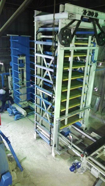 A PP-2-as összeszedő lift 1 db 1x4 mm méretű gyártópalettát emel fel 1 szinten.
