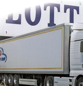 22 Camion Truck&Bus 2012/2 Jármű és felépítmény is. Itt hétfő délután az üres járművel ismét fuvarfeladatra jelentkeztem Námor Csaba menetirányító kollégámnál.