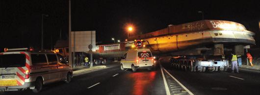 két óriás daruja emelte ki a hajótestet a szállító teherhajóból. A Navigátor centrum Kft. az OVIT Zrt.
