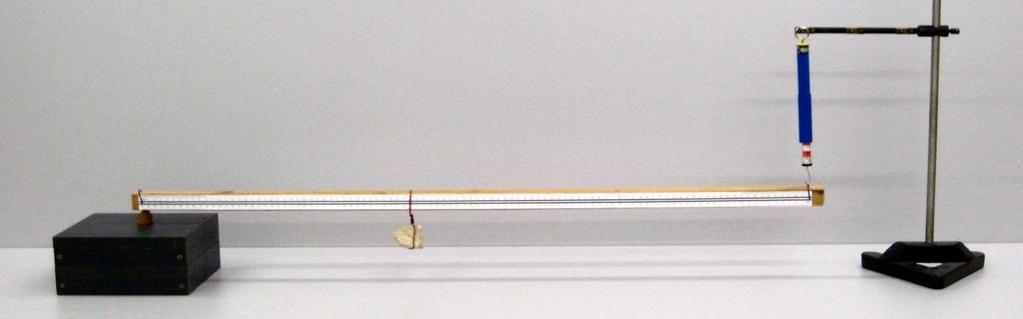Az 1 métert kicsit meghaladó hosszú farúd, centiméter beosztású skálával (a rúd súlya a mérendő test súlyával összemérhető), mérleg (ajánlott a digitális asztali mérleg, de lehet egyszerű rugós