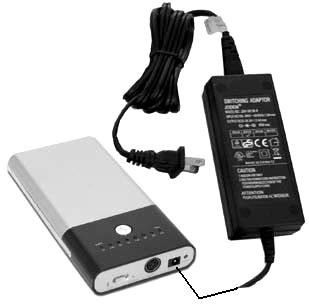 készüléket. Ennek elmulasztása csökkentheti az akkumulátor élettartamát. 1. Illessze az egyenáramú adapter csatlakozóvégét a Power Bank egyenáramú bemeneti jack-hüvelyébe. 2.