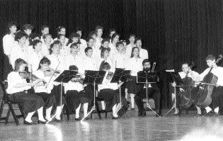 1989. augusztus 4-én a Fiatal Mûvészek Köre a Jókai Mór Mûvelôdési Központ színháztermében Keres Emil színmûvész együttesét látta vendégül, s a szervezéshez kérte a Jókai Kör segítségét.