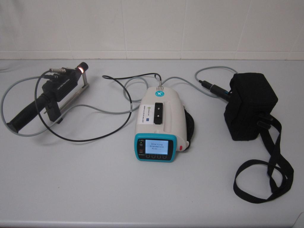 4. ábra FieldSpec HandHeld 2 Portable spektroradiométer, a hozzá csatlakoztatott optikai kábellel, szondával, levélklipsszel és akkumulátorral.