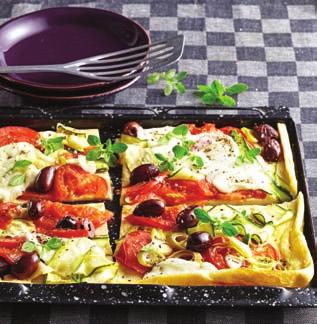 BRÂNZETURI SAJTFÉLÉK Clătite cu legume și mozzarella Zöldséges-mozzarellás lepény - 100 g făină - 75 ml lapte - ouă - sare - piper proaspăt măcinat - 1 zucchini - 4 roșii - ulei pentru tava de copt -