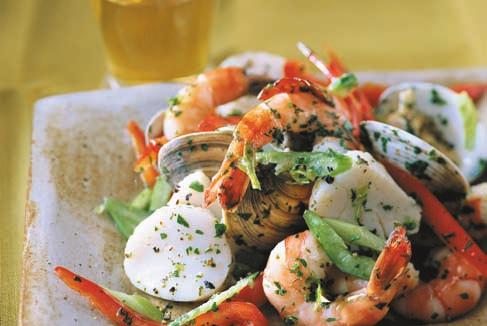 VINURI ITALOK Salată de fructe de mare cu sos de lămâie și verdețuri Ingrediente: - 1 cană vin alb sec - 1 linguriță tarhon uscat - ½ linguriță oregano uscat - 1 duzină de scoici, bine spălate - 40 g