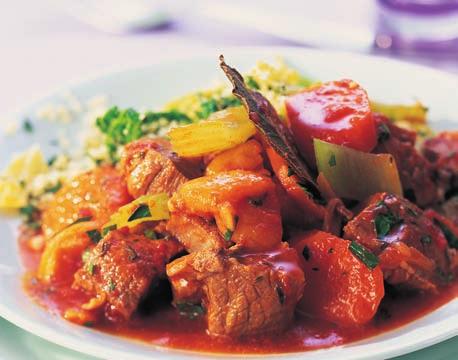 BĂUTURI ITALOK Miel cu bere și cușcuș Ingrediente: - 450 g carne de miel slabă fără os, tăiată în bucăți - 40 g ciuperci tăiate felii - 1 ceapă tăiată felii subțiri - 2 foi de dafin - 2 fire de