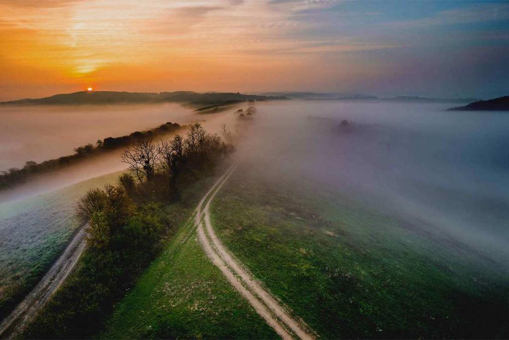 Varázslatos Magyarország fotókiállítás A Varázslatos Magyarország kezdeményezés alapvető célja, hogy népszerűsítse hazánk nemzeti parkjait, valamint az, hogy a természetfotósoknak új pályázati