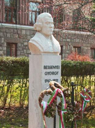 A szobor a Bessenyei György nevét viselő gimnázium