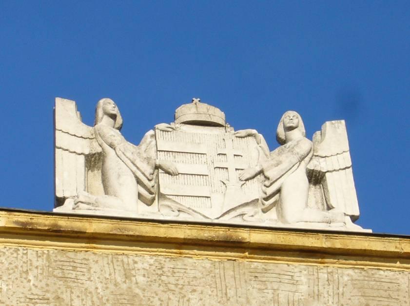 Az alkotás a Városi Bíróság épületének tetején található, mely