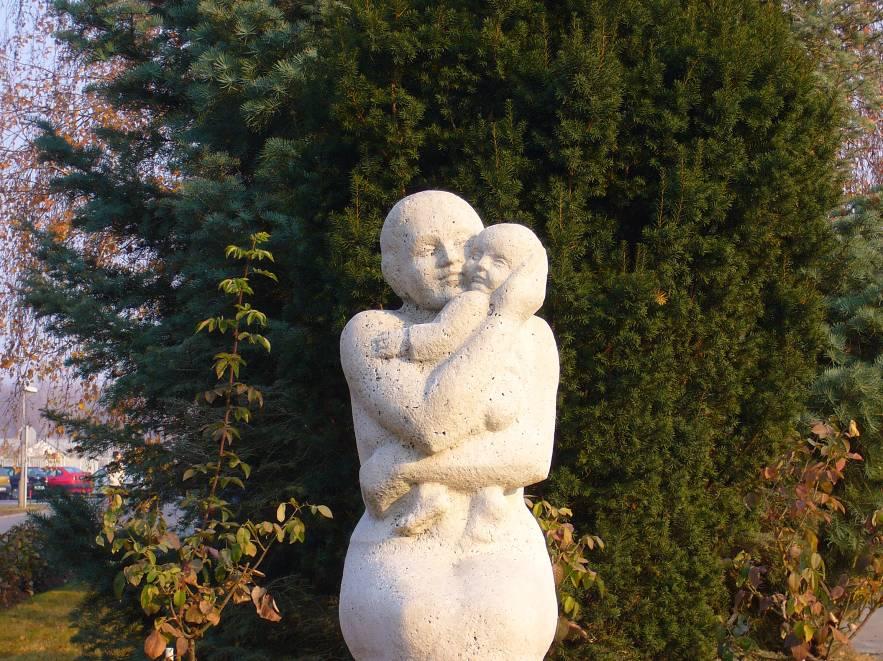 A szobor egy anyát ábrázol