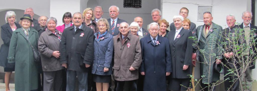 2014. április GYÓGYSZERÉSZET 247 Csoportkép az ünnepség végén jához, ahol cenzúra nélkül kinyomtatták az Irinyi József által megfogalmazott 12 pontot, valamint Petőfi lelkesítő költeményét a Nemzeti