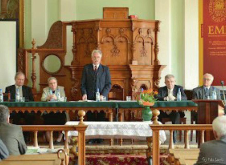 2014. április GYÓGYSZERÉSZET 249 Az EME tiszteleti tagságát igazoló oklevelet Sipos Gábor adja át Gyéresi Árpádnak Az Erdélyi Múzeum-Egyesület újraválasztott országos vezetősége, balról jobbra: