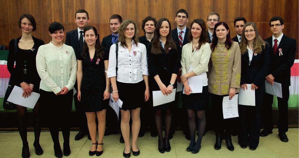 2014. április GYÓGYSZERÉSZET 251 Csoportkép a díjazottakról: hátsó sor balról jobbra Darcsi András, Nemes Zoltán, Jakó Tamás, Nagy Bálint, Marosi Attila; első sor balról jobbra: Feller Timea, Poros