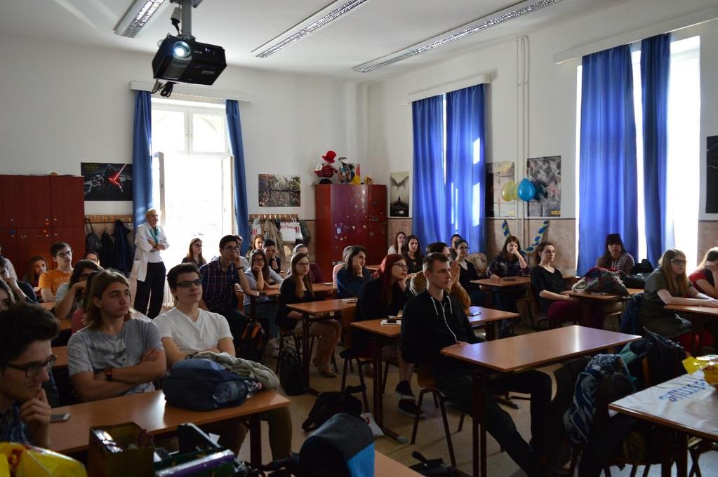 Az esemény előtti napokon került sor az iskola két épületének, a programok helyszíneinek feldíszítésére.