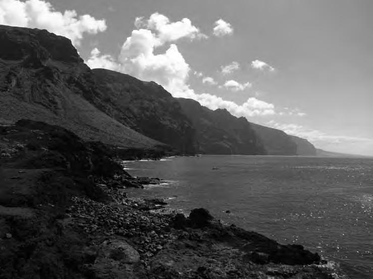 2. kép A Los Gigantes sziklafala Teno felől Photo 2 Rocks of Los Gigantes from Teno robbanásos kitörést produkált Tenerifén nagy mennyiségű magma felszínre hozásával, így a fonolitos kitörések után a