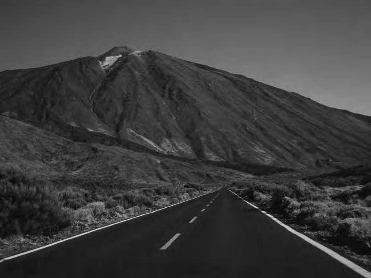 3. kép A legmagasabb vulkáni felépítmény, a Teide Photo 3 The highest volcanic edifice: Teide óceán parton találhatók a víz-magma robbanásos kölcsönhatásnak köszönhetően kialakuló tufagyűrűk, amelyek