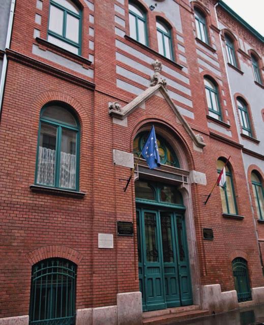 educatio 2012 14 Gyógyszerésztudományi Kar Semmelweis Egyetem A gyógyszerészképzés főbb jellemzői A budapesti gyógyszerészképzés évtizedek óta két egyetem három karán folyik, és mint ilyen, az
