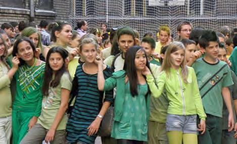 87 1 osztályok 2 Tehát nyugodt időket élt az osztály. De nem minden szempontból: csak úgy pörögtek a dolgozatok, felelések mindenki észrevette: az iskola már tényleg elkezdődött.