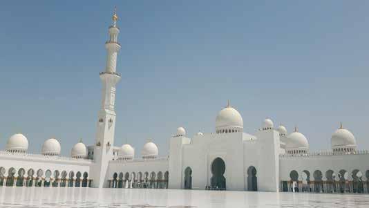 Az üzletközpont szerves egységet alkot a világ jelenleg legmagasabb épületével a Burj Khalifa-val és köztük terül el a híres Dubai Fountain, a világ legnagyobb táncoló szökőkútja,