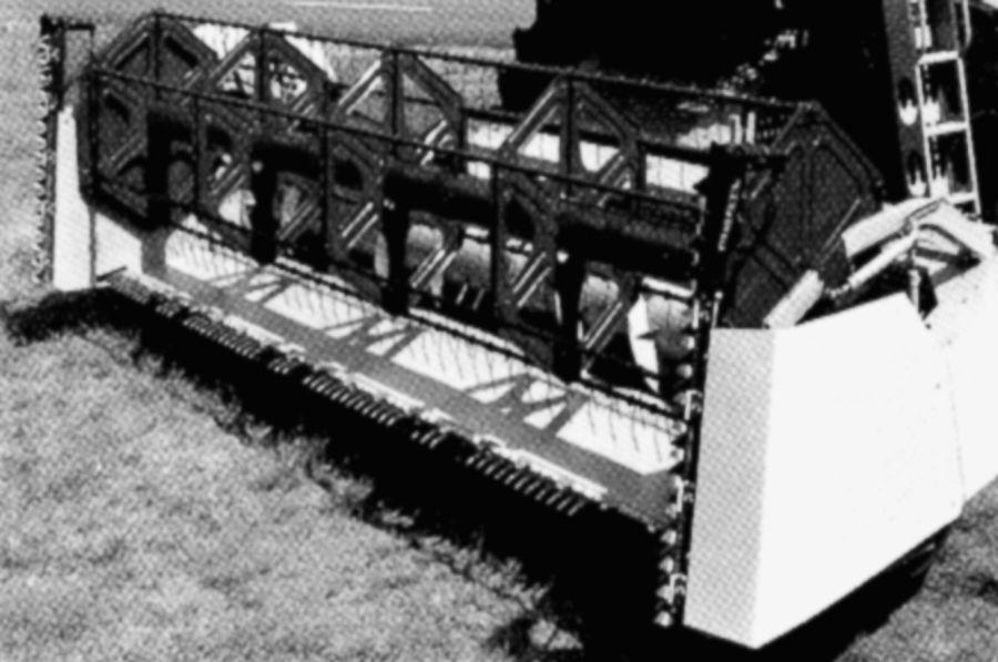 használják. Itt egy alternáló mozgást végző kasza levágja a növényt, amit a beépített terelőcsiga a ferde felhordóra juttat (70. ábra).