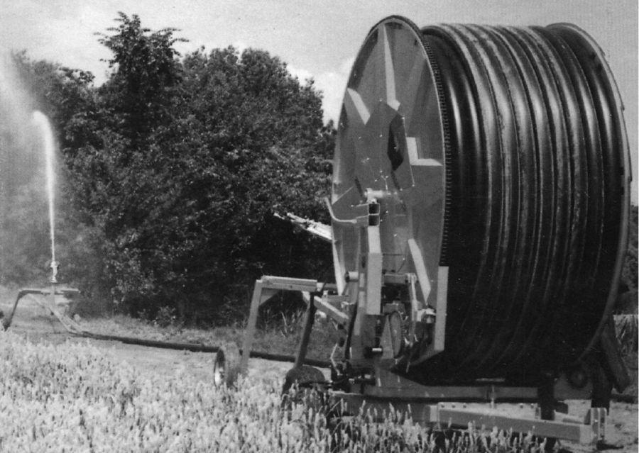 97. ábra. Csévélhető öntözőberendezés A berendezés a járószerkezetből, a dobból és az arra felcsévélt műanyag csővezetékből áll. A csőhossz 150 500 m lehet.