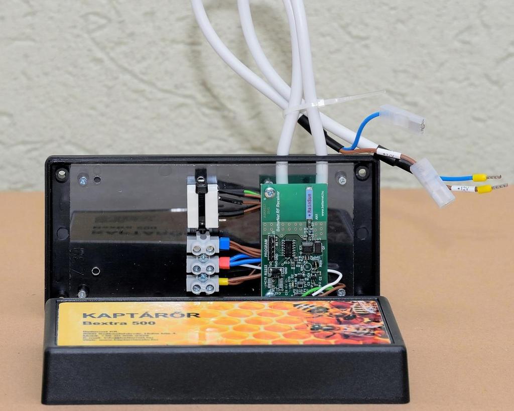 Az elektronikus méhes vagyonvédelmi rendszerhez vásárolható opciók: Relés modul, Konténer modul, Infrás modul, Kamera kapcsoló egység. Relés modul: A relés modul egy vevőt és egy relét tartalmaz.