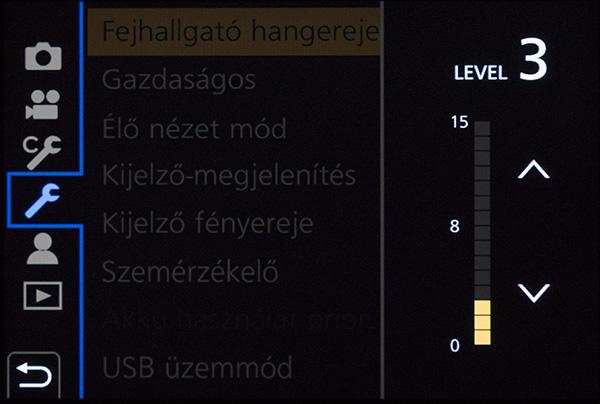 fejhallgatón keresztül (vagy: késleltetett módban a felvett hangot is lehet