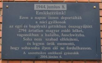 maklári vasútállomáson emléktábla őrzi a Bagolyukról, és Egerből deportáltakra, de hiányzanak a tiszafürediek