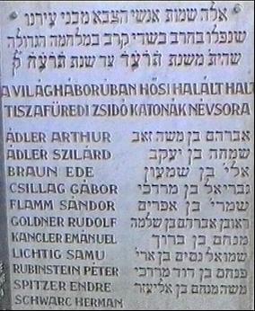 A holokauszt áldozataira emlékező tábla látható a zsidó temető ravatalozójában.