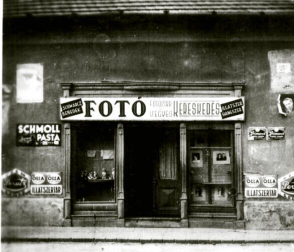 A képen a német óvodába járó gyerekek láthatóak, vegyesen zsidók és keresztények 1935 táján Zsidó kereskedelem A szegény házalók a zsidó társadalom alsó rétegét alkották.