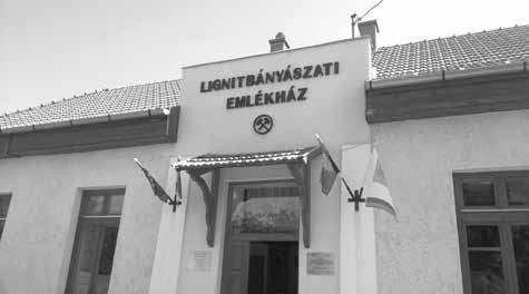 - Itt van ez a több mint százéves, sokáig iskolának használt épület - mondta, - amely üresen áll, megy tönkre, arra vár, hogy lebontsuk.