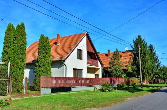 alig fellelhetők (bal felső kép), az épületek jellemzően az 50-es után épültek.