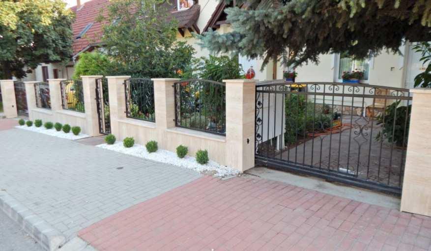 oszlopokkal, vagy lábazat nélkül.