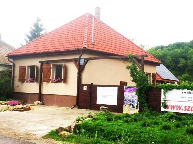 a fürdő környékének modern építészeti karakterével, színvilágával