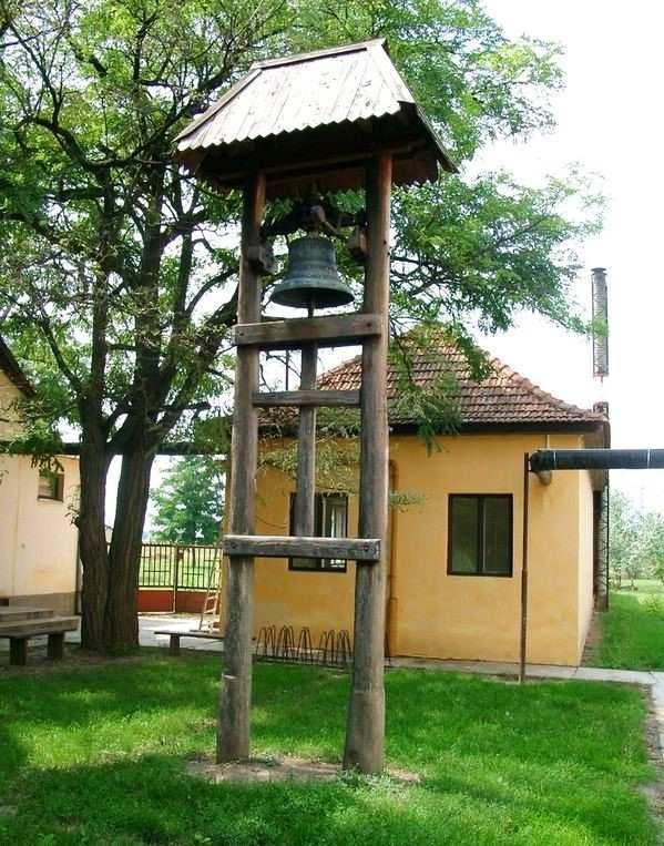 a település utcáin, épületein.
